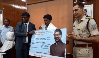 देवघर त्रिकुट पहाड़ रोपवे हादसा: पन्नालाल को सीएम हेमंत सोरेन ने किया सम्मानित