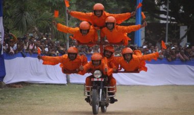 झारखंड: BSF की जांबाज टीम द्वारा बाइक पर हैरतअंगेज करतब, प्रदर्शन को गवर्नर रमेश बैस ने सराहा   