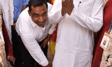 जमशेदपुर: गिले-शिकवे भूलाकर मिनिस्टर बन्ना गुप्ता ने एमएलए सरयू राय के पैर छूकर लिया आशीर्वाद