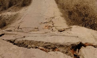 धनबाद: चिरकुंडा में इलिगल माइनिंग के का्रण 50 फीट धंसी रोड, अफरातफरी, मौके पर पहुंचे डीसी