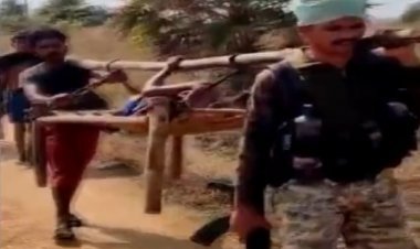 छत्तीसगढ़: नक्सलियों ने डैमेज कर दिया रोड, सुरक्षाबलें ने प्रेगनेंट महिला को कंधे पर लाद के पहुंचाया हॉस्पिटल