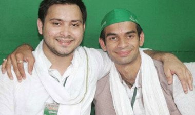 तेज प्रताप लौटे माता-पिता के घर, राबड़ी आवास के बाहर दोनों भाईयों की होर्डिंग लगी- बिहार के दो अनमोल रतन   