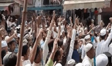 उत्तर प्रदेश: सहारनपुर में रोड पर नमाज पढ़ने का विरोध ,जामा मस्जिद के बाहर हंगामा, नारेबाजी, रोड जाम