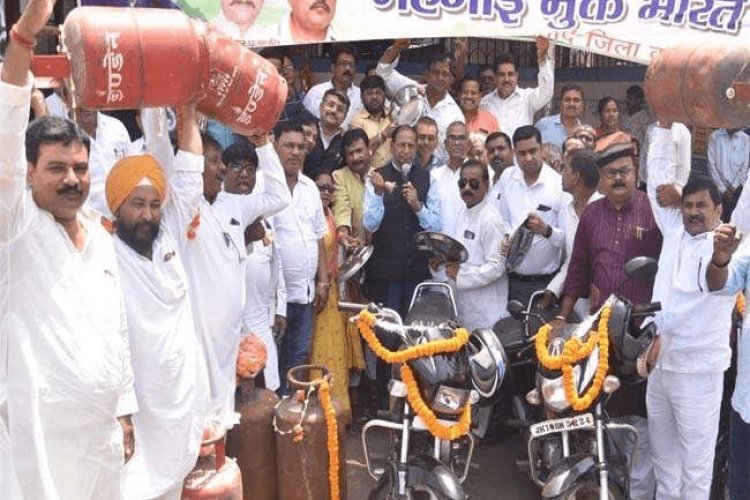 धनबाद: पेट्रोल-डीजल के दामों में बढ़ोतरी के विरोध में सड़क पर उतरे कांग्रेसी