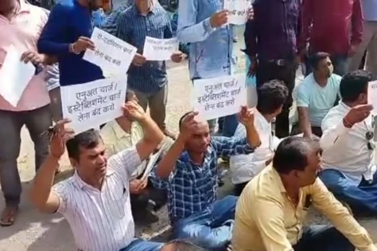 धनबाद: डीएवी कोयला नगर एनुअल फीस वृद्धि का  विरोध,अभिभावकों ने दिया धरना