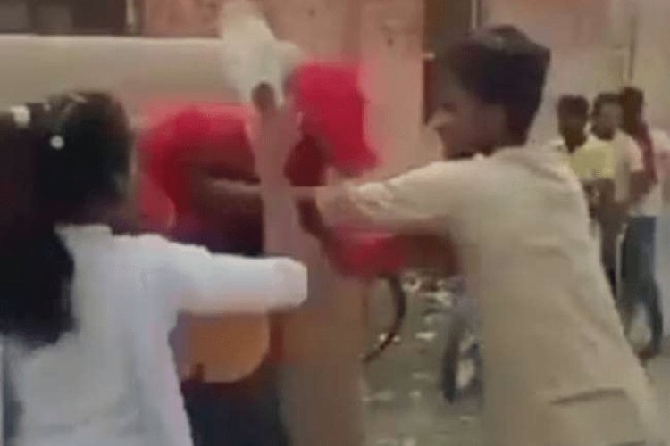 बिहार : छपरा में मनचले ने स्कूली छात्रा से मांगा मोबाइल नंबर, चप्पल से पिटाई