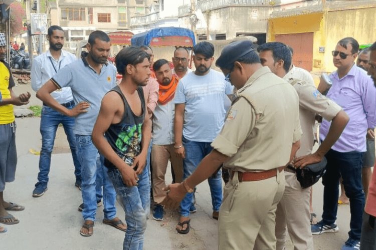 धनबाद:भिस्तीपाड़ा में चोर को पकड़ लोगों ने की पिटाई, पुलिस को सौंपा