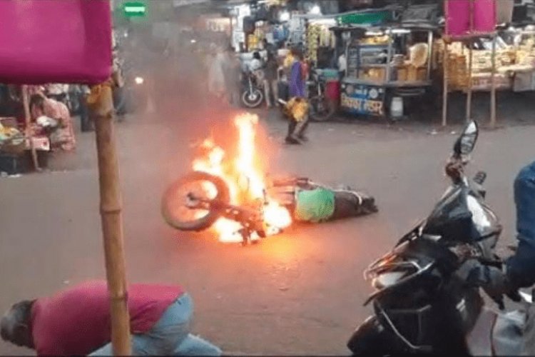 धनबाद: कतरास में चलती बाइक में अचानक लगी आग, बाल-बाल बचा सवार