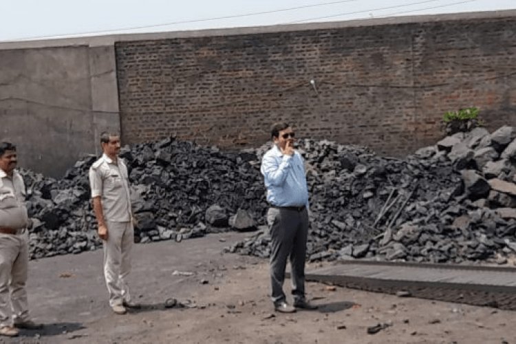 धनबाद: निरसा के महामाया फ्यूल्स से 200 टन अवैध कोयला और कोयला लदा ट्रक जब्त