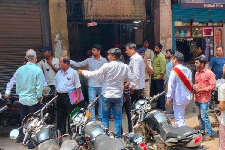 धनबाद : पुराना बाजार में जनता मार्केट खाली कराने गये अफसर से भिड़े दुकानदार