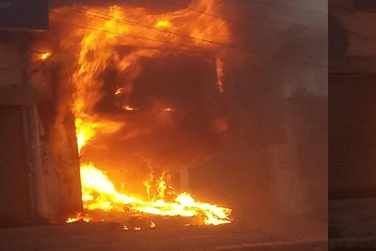 हाजीपुर में शॉर्ट-सर्किट से पीएनबी ATM में लगी आग, 23 लाख रुपये जलकर राख