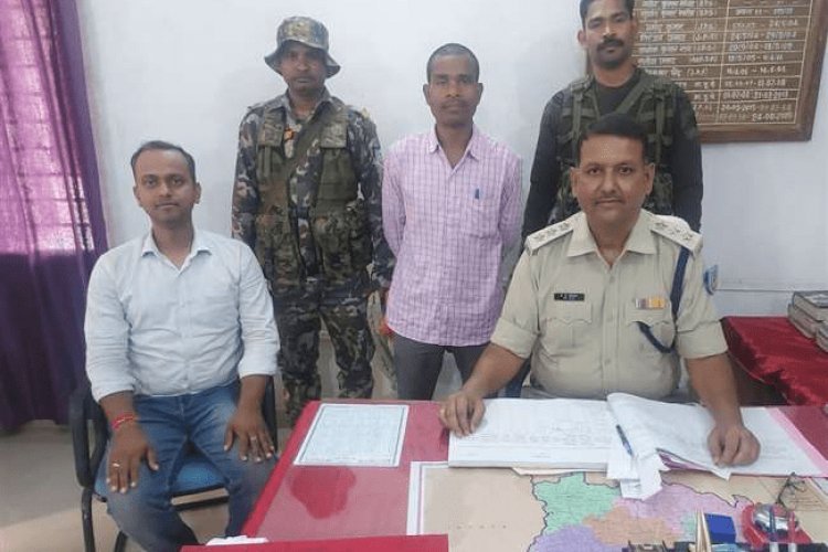  लोहरदगा: भाकपा माओवादी नकुल यादव दस्ता का था सदस्य का हार्डकोर नक्सली अरेस्ट 