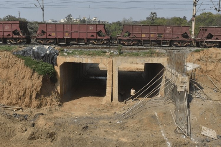धनबाद: रेलवे स्रटेशन के साउथ साइड पर बन रहे अंडरपास के नीचे की मिट्टी धंसी