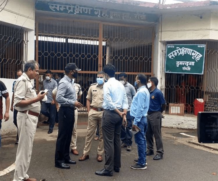 रांची: बाल सुधार गृह में रेड, तीन मोबाइल, गांजा-चिल्लम बरामद, बंदियों ने सुरंग बना छुपा रखा था मोबाइल