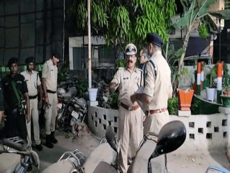 बिहार: डीजीपी एसके सिंघल रात को पहुंचे हाजीपुर टाउन पुलिस स्टेशन, हवालात का भी किया निरीक्षण