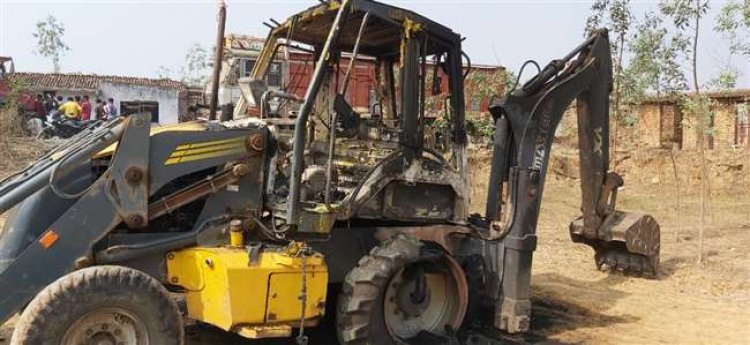झारखंड: रामगढ़ में नक्सलियों का उत्पात, ईंट भट्ठा में जेसीबी, ट्रैक्टर व बाइक जलाया, मजदूरों के साथ मारपीट