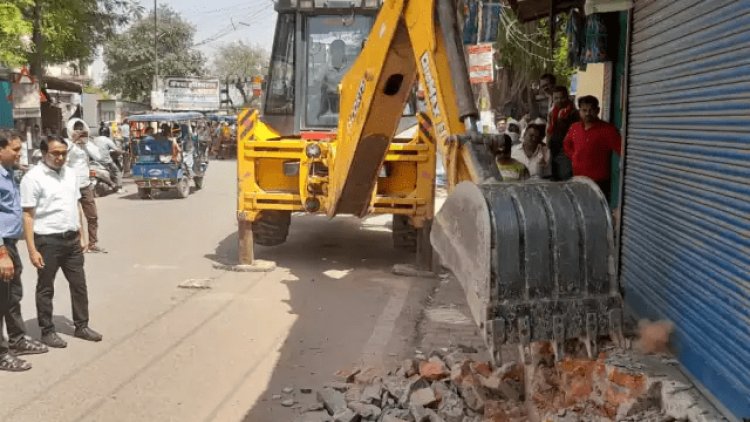 उत्तर प्रदेश : अतिक्रमण पर चला बुलडोजर, अलीगढ़, मऊ में करोड़ों की जमीन अवैध कब्जों से मुक्त