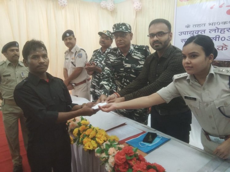 लोहरदगा: माओवादी एरिया कमांडर सूरजनाथ खेरवार का सरेंडर, तीन जिलों में रहा है आतंक