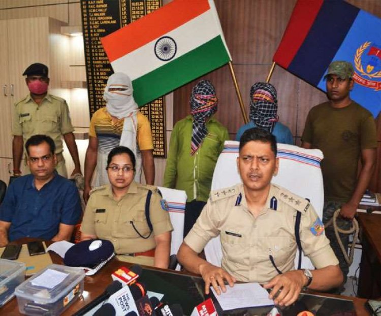 धनबाद: रेलवे कंट्रेक्टर बबलू सिंह मर्डर केस का पुलिस ने किया खुलासा, तीन अरेस्ट, आर्म्स और पैसे बरामद