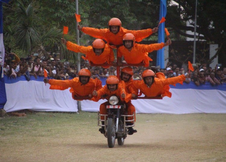 झारखंड: BSF की जांबाज टीम द्वारा बाइक पर हैरतअंगेज करतब, प्रदर्शन को गवर्नर रमेश बैस ने सराहा   