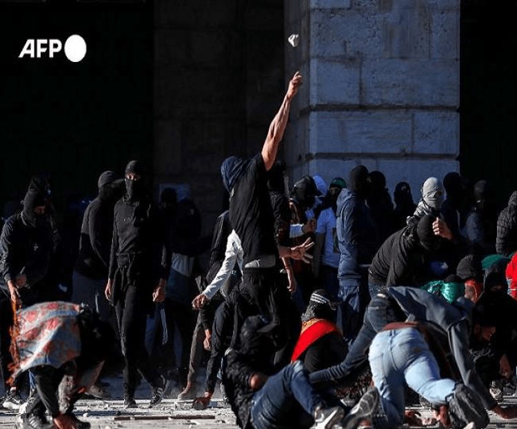 यरुशलम में अल अक्सा मस्जिद के बाहर इजरायली पुलिस व फलस्तीनियों में झड़प, 60 जख्मी