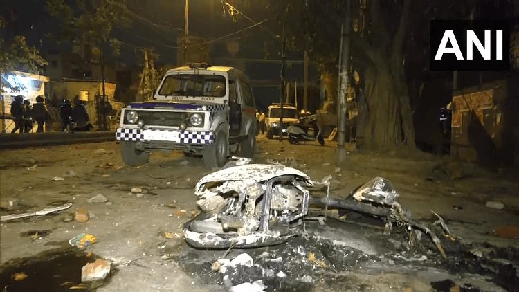 नई दिल्ली: जहांगीरपुरी में हनुमान जन्मोत्सव शोभायात्रा पर पथराव, छह पुलिसकर्मी समेत कई लोग घायल