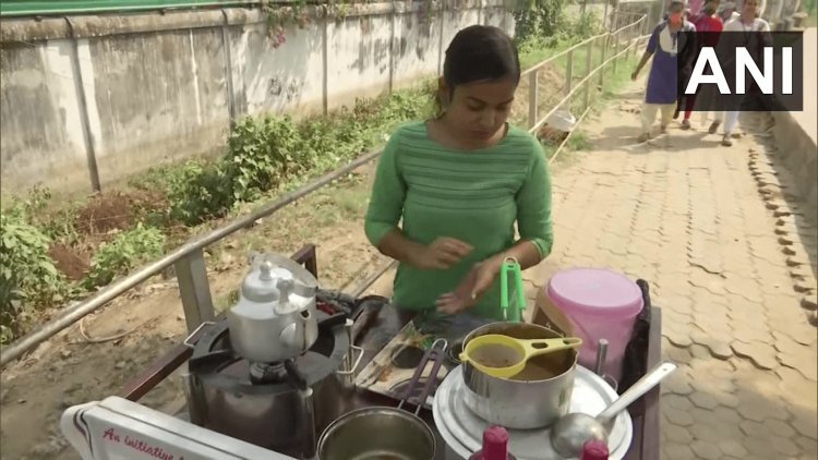 बिहार: ग्रैजुएट बेटी को नौकरी नहीं मिली तो पटना में लगाया टी स्टॉल, सात दिनों में ही छा गयी प्रियंका गुप्ता