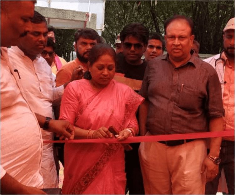 बिहार: हाजीपुर में कांग्रेस MLA को नहीं मिली कैंची, प्रतिमा कुमारी ने पर्स से ब्लेड निकाल काटा फीता