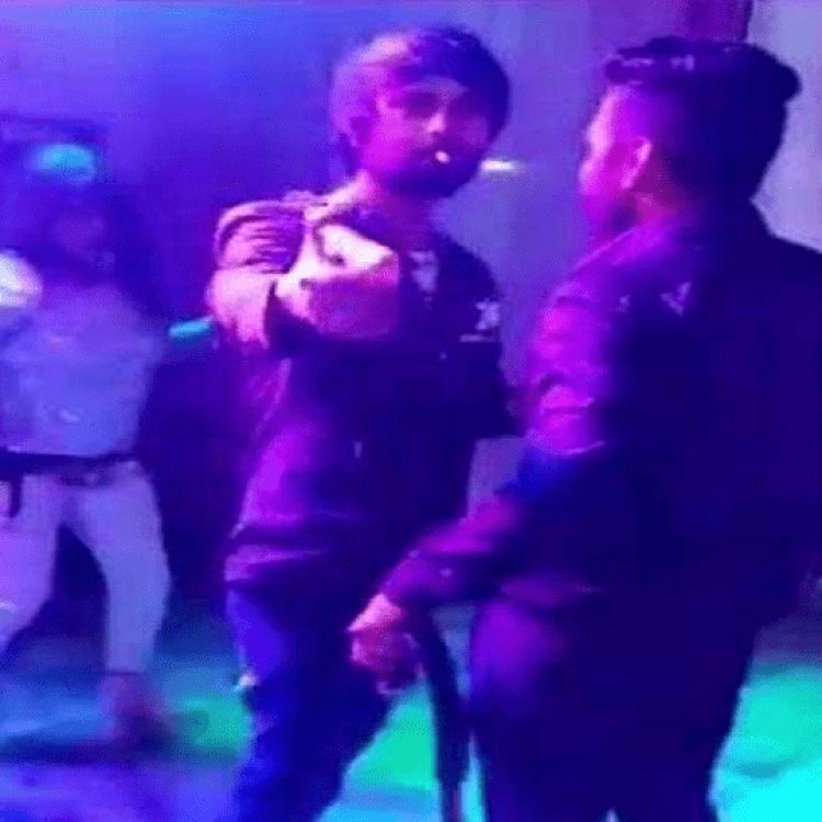 गोपलागंज: स्कूल में बर्थडे पार्टी, पिस्टल लेकर लड़की के सामने पहुंचा लड़का, आर्केस्ट्रा में आर्म्स लहराते किया डांस 