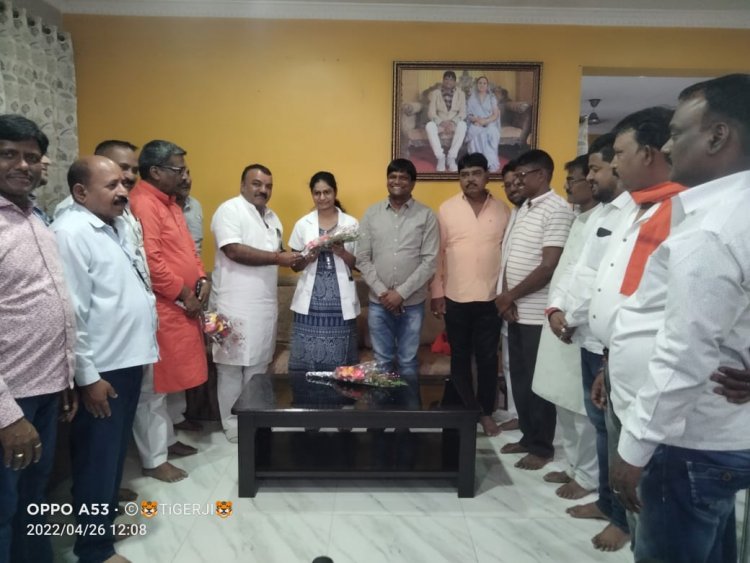 धनबाद: बाघमारा MLA ढुल्लू महतो की भतीजी डॉ्कटर बनी, सिद्धार्था मेडिकल कॉलेज बैंगलोर से पास की है MBBS