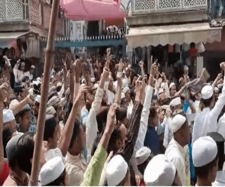 उत्तर प्रदेश: सहारनपुर में रोड पर नमाज पढ़ने का विरोध ,जामा मस्जिद के बाहर हंगामा, नारेबाजी, रोड जाम
