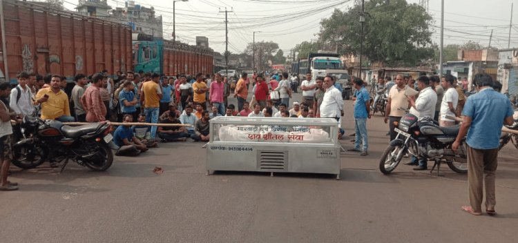 धनबाद: झरिया  में टायर दुकानदार रंजीत साव की मर्डर के खिलाफ रोड जाम, आरोपियों की गिरफ्तारी की मांग