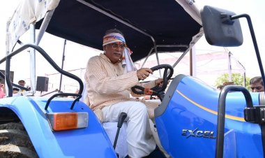 छत्तीसगढ़:  माटीपूजन पर दिखा CM भूपेश बघेल ट्रैक्टर लेकर खेत में उतरे, जुताई कर धान का बीज भी रोपा
