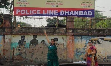 धनबाद: ईनर व्हील क्लब का ट्रैफिक जागरूकता अभियान, रोड पर लगा होडिंग