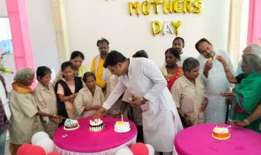 धनबाद: लालमुनी वृद्ध आश्रम की माताओं के साथ बैभव सिन्हा ने  मनाया गया मदर्स डे 