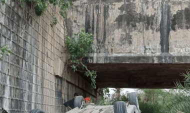 बिहार: औरंगाबाद में  पुल से नीचे गिरी कार, पालमू के पांच युवकों की मौत