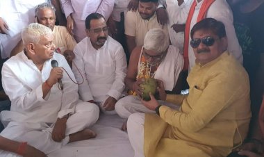 धनबाद: राज सिन्हा की पहल पर भागा रेल फाटक खोलने का आश्वासन, MP व MLA ने पूर्व पार्षद का अनशन तुड़वाया