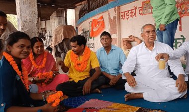 धनबाद: बाघमारा MLA के खिलाफ 26 दिन चला आ रहाअनशन समाप्त, दुकान के सामने से हटा ईंट और टैंकर