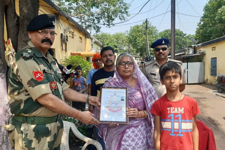 धनबाद:बीएसएफ अफसर ने शहीद के परिजनों को दिया ऑपरेशनल कैज्यूल्टी प्रमाण पत्र