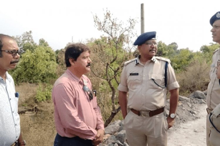 आईजी पहुंचे चिरकुंडा डुमरीजोड़, इलिगल माइनिंग प्वाइंट को डोजरिंग का दिया निर्देश