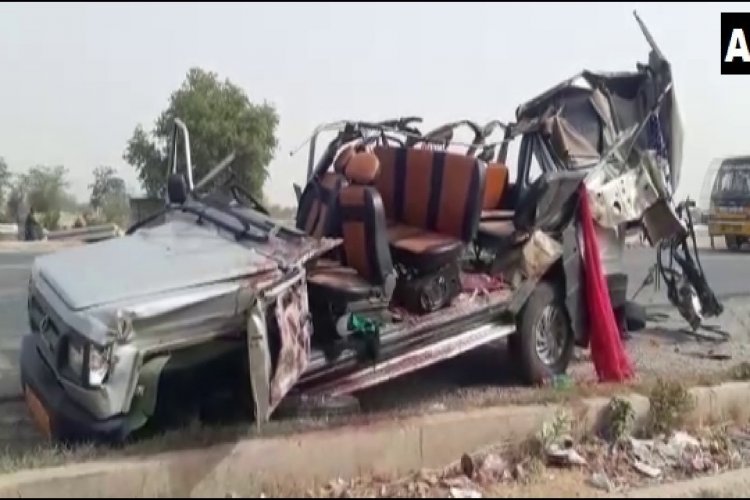 दिल्ली-जयपुर हाईवे पर क्रूजर रोड किनार खड़े ट्रक से टकराया, पांच की मौत, सात घायल