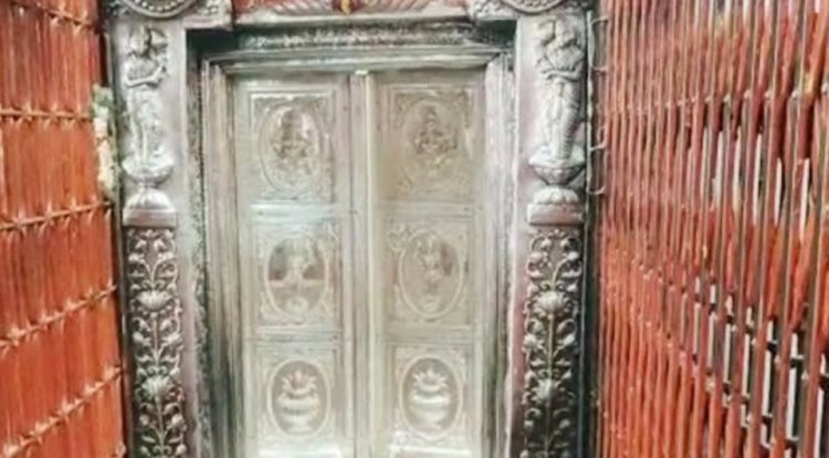 मन्नत पूरी होने पर रांची के भक्त ने मां विंध्यवासिनी मंदिर विंध्याचल में लगवाया 101 किलो का चांदी का दरवाजा