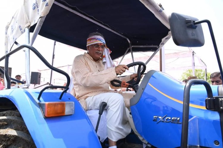 छत्तीसगढ़: माटीपूजन पर दिखा CM भूपेश बघेल ट्रैक्टर लेकर खेत में उतरे, जुताई कर धान का बीज भी रोपा