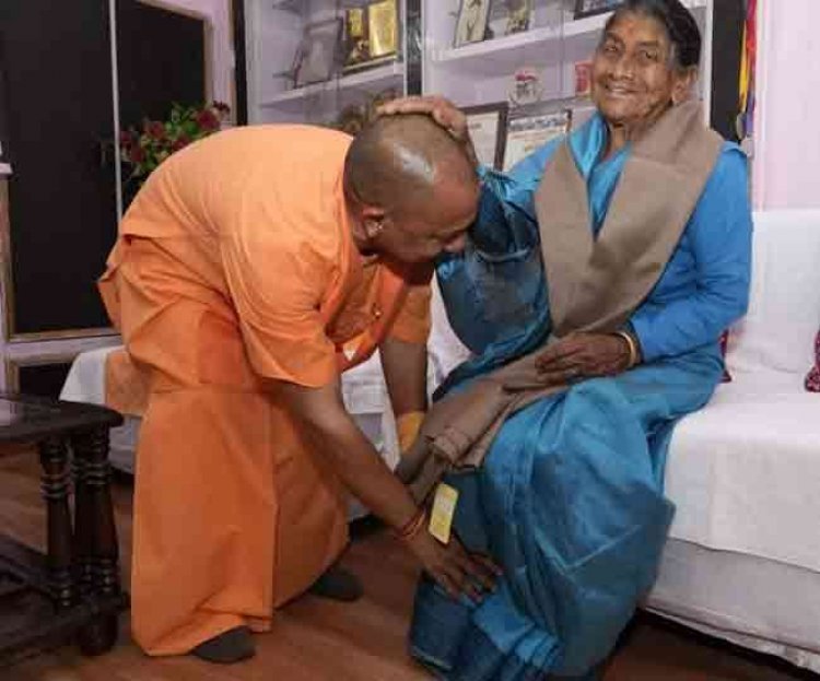 UP के CM योगी आदित्यनाथ पांच साल बाद उतराखंड अपने पैतृक घर पहुंचे, मां के पैर छुकर लिया आशीष, हुए भावुक