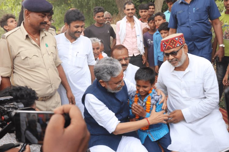 बिहार: नालंदा के सोनु कमार से सुशील मोदी ने की मुलाकात, तेज प्रताप ने वीडियो कॉल से की बात