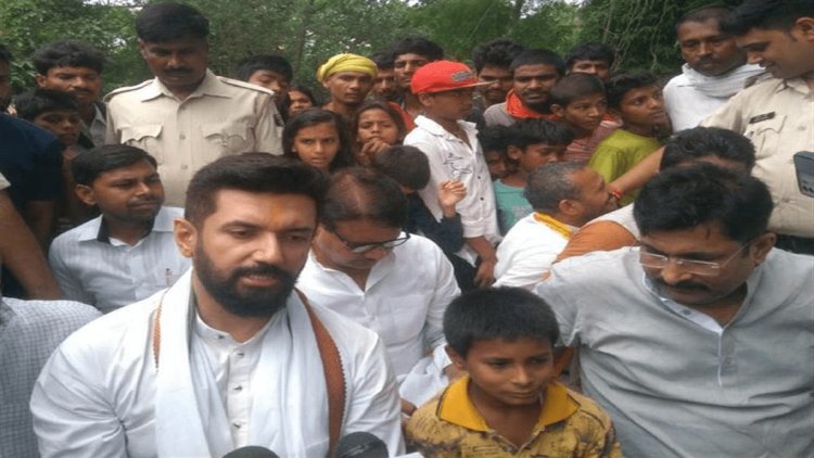 बिहार: नालंदा के चर्चित सोनू से मिले एमपी चिराग पासवान, आर्थिक मदद किये, कहा-मदद आगे भी जारी रहेगी