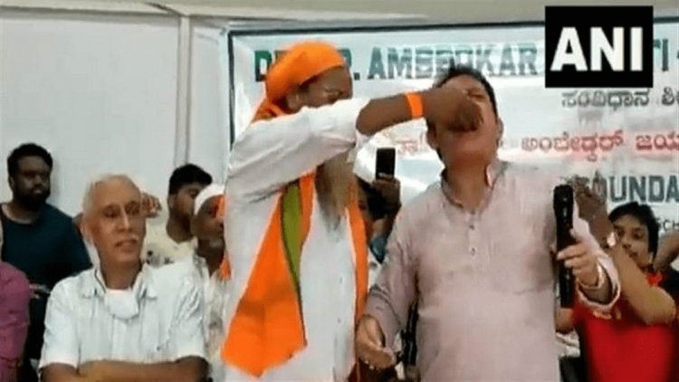 कनार्टक: कांग्रेस MLA ने दलित स्वामीजी के मुंह से निकालकर खाया खाना, Videoवायरल   