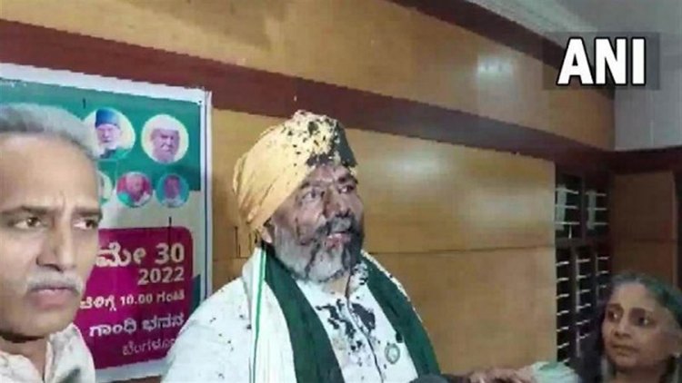कर्नाटक में किसान लीडर राकेश टिकैत पर फेंकी गई स्याही, प्रेस कॉन्फ्रेंस में हुआ हमला, तीन लोग कस्टडी में
