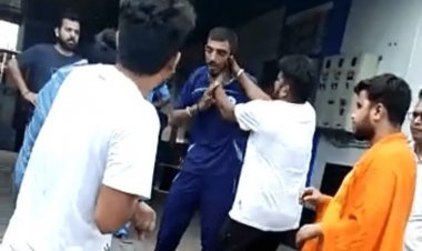 धनबाद:अशर्फी हॉस्पिटल में रमेश पांडेय के भाई व समर्थकों ने स्टाफ को जमकर पीटा, पुलिस से हाथपाई, मारपीट, पिस्टल जब्त