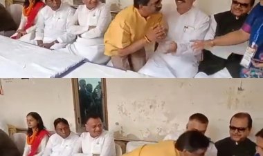 झारखंड: CM हेमंत सोरेन ने दीपिका पांडेय के पैर छुकर लिया आशिर्वाद, सब कहा-सुना माफ करें मैडम... 